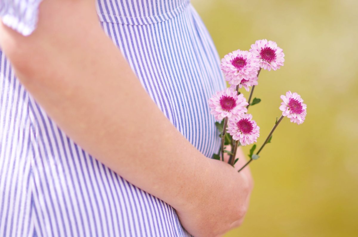 pregnant women with flowers
