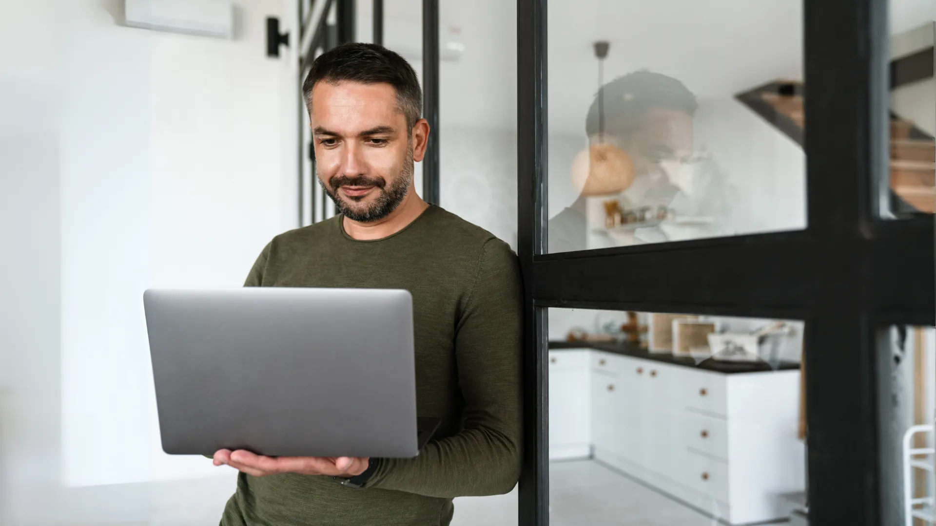 Single man researching how surrogacy works for single dads on a laptop